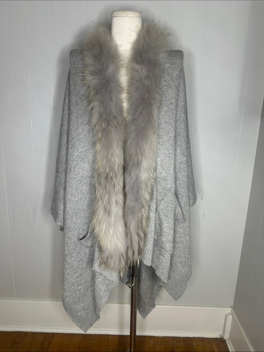 Vintage Linda Richard’s NY Genuine Fur Trim One Size Shawl Poncho